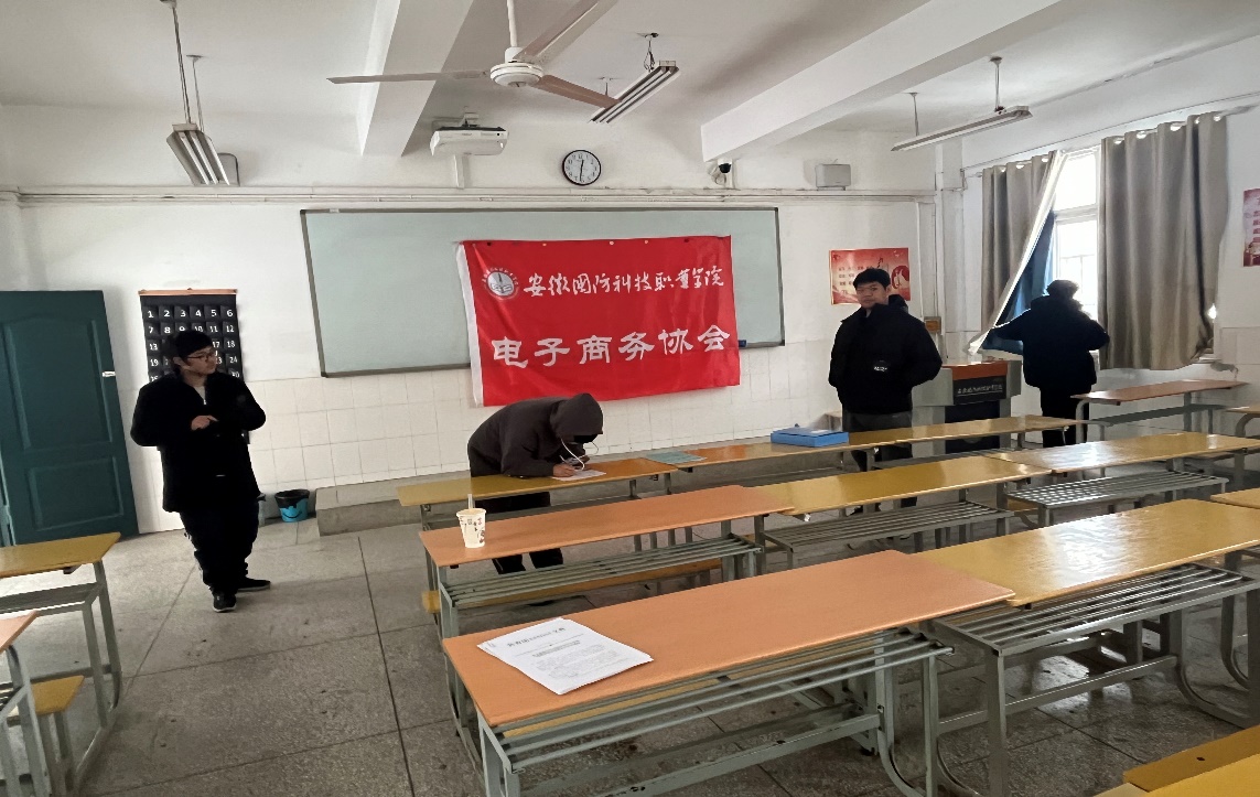 人在厨房里工作中度可信度描述已自动生成