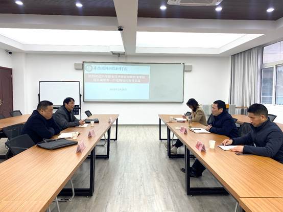 会议室里的人们描述已自动生成