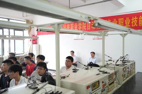 说明: C:\Users\WIN7\Desktop\督导工作\2024-2025学年第二学期春期中听课\2025.5.20上午校领导课堂听课\2025.5.20上午校领导课堂听课\徐正红、李翔（李光俊）\DSC07578.JPG