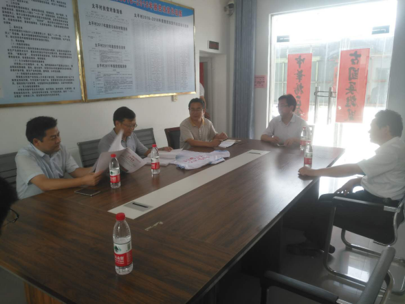 以省委组织部农组处副处长周叔利（左二）为组长的省脱贫攻坚督查巡查组一行 认真查看学校扶贫有关材料并听取学校扶贫工作汇报