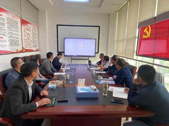 一群人在看电脑描述已自动生成