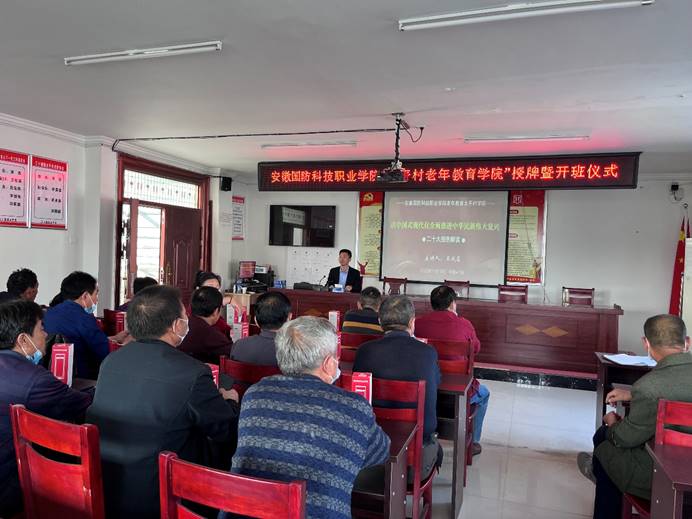 说明: 餐厅里的人们描述已自动生成