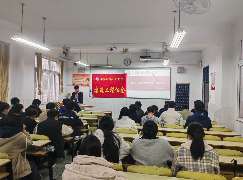 会议室里的人们描述已自动生成