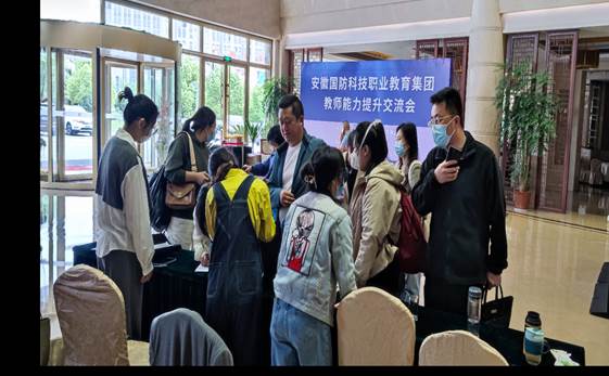 一群人在餐厅里中度可信度描述已自动生成