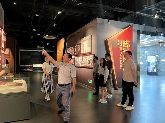 一群人站在室内描述已自动生成