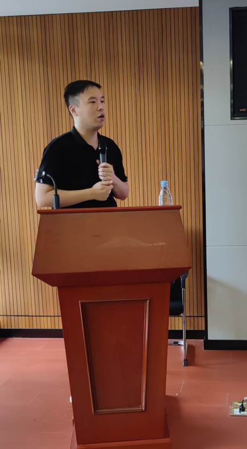 图片包含 游戏机, 桌子, 站, 男人描述已自动生成