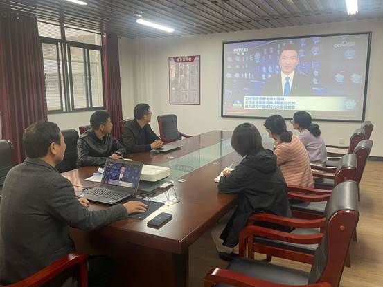 会议室里的人们描述已自动生成