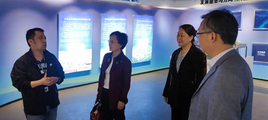 男人们站在一起描述已自动生成